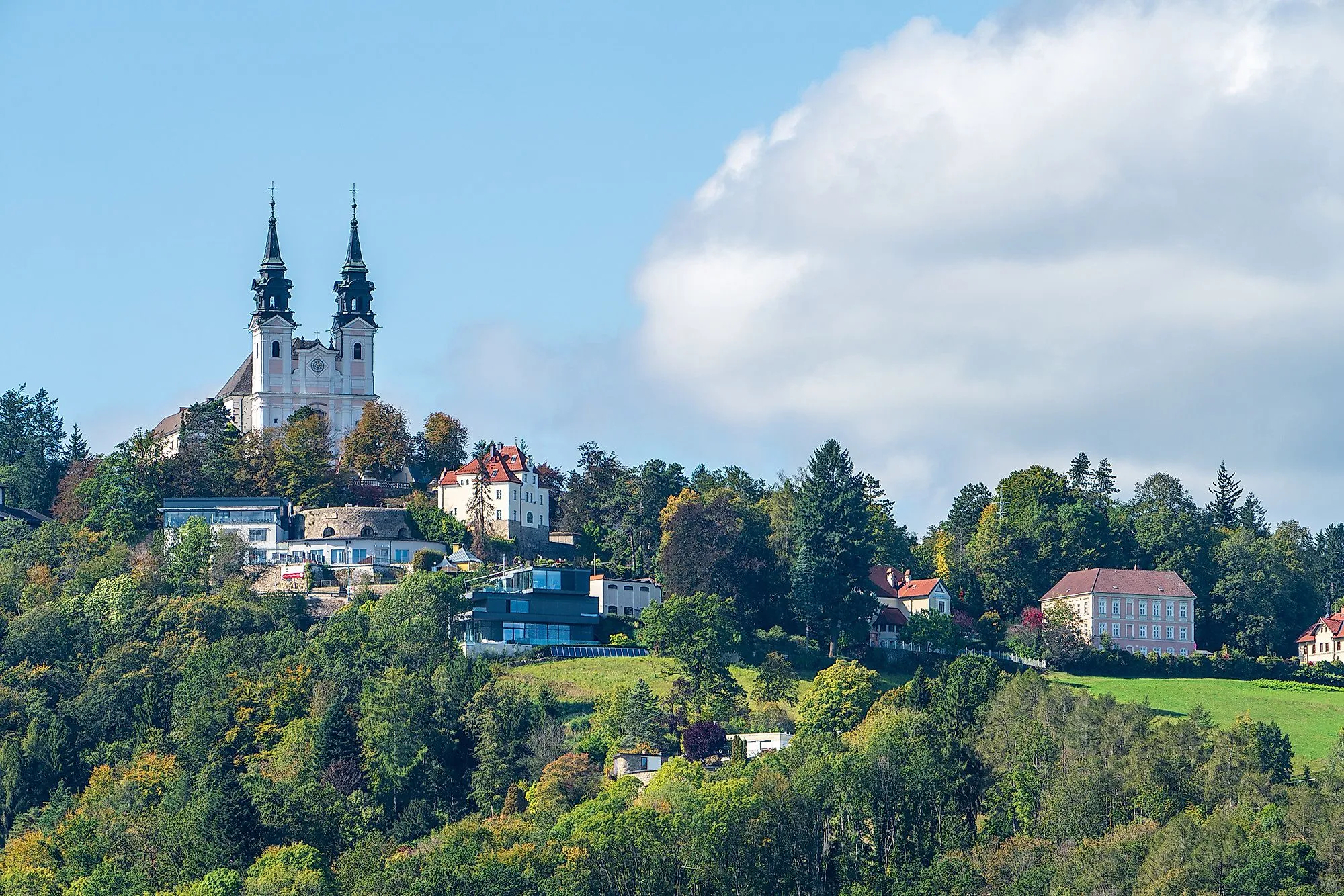 Vista del Pöstlingberg con basílica de peregrinación y verdes alrededores en Linz