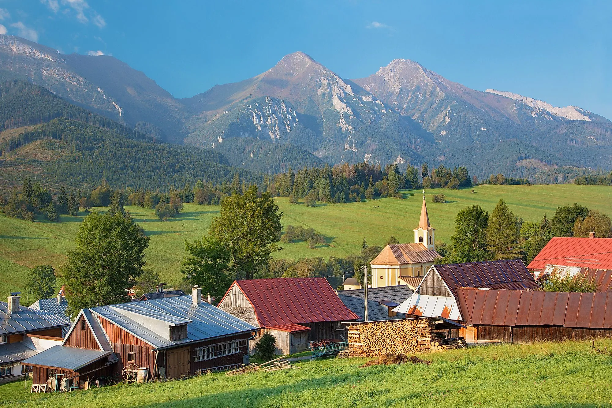 Blick auf Ždiar mit traditionellen Häusern vor der Kulisse der Belianske Tatra