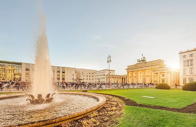 Brunnenanlage am Pariser Platz mit Blick auf das Brandenburger Tor bei Sonnenuntergang in Berlin-Mitte
