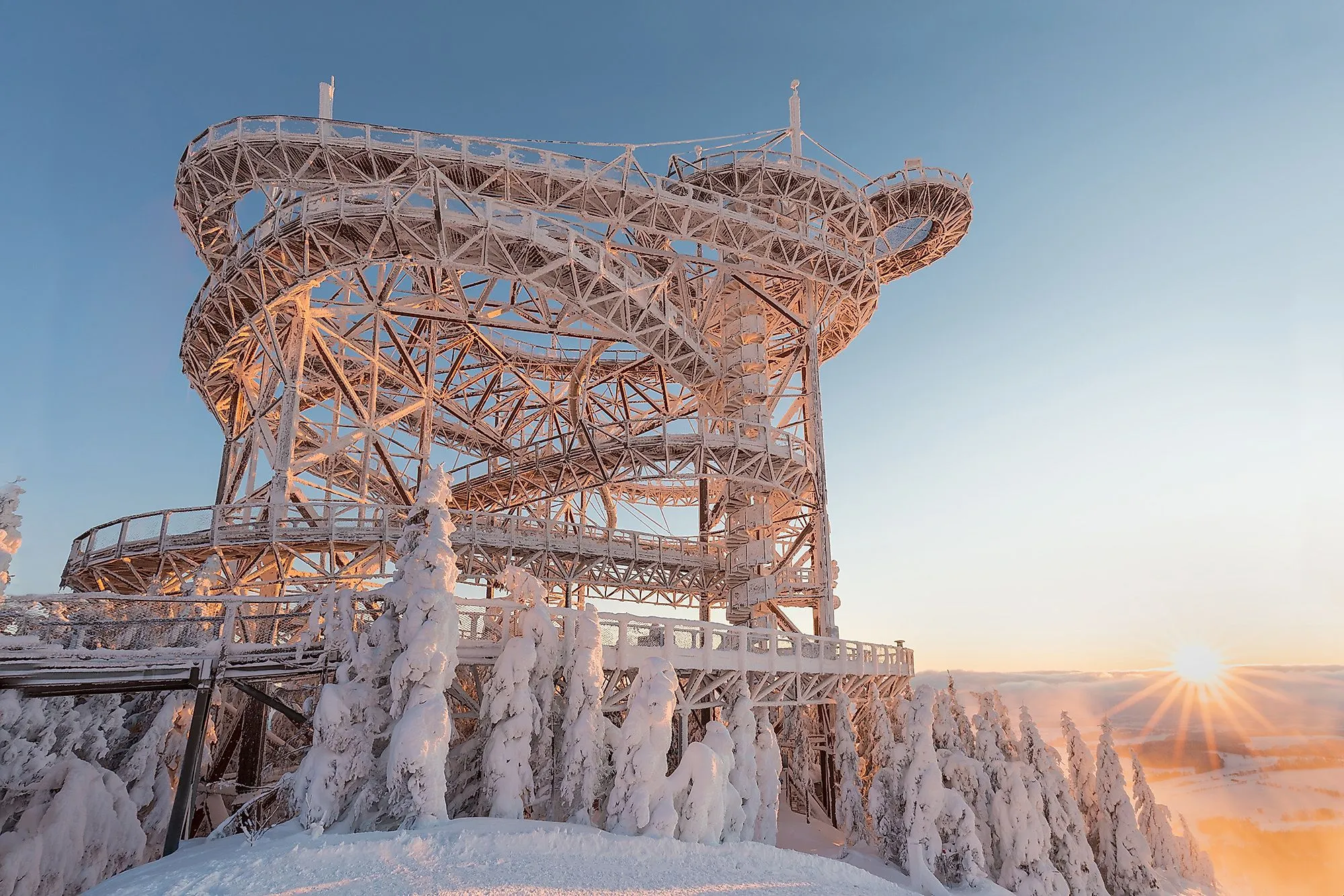 Sky Walk von Dolní Morava im Winter, verschneit und im Sonnenuntergang beleuchtet.