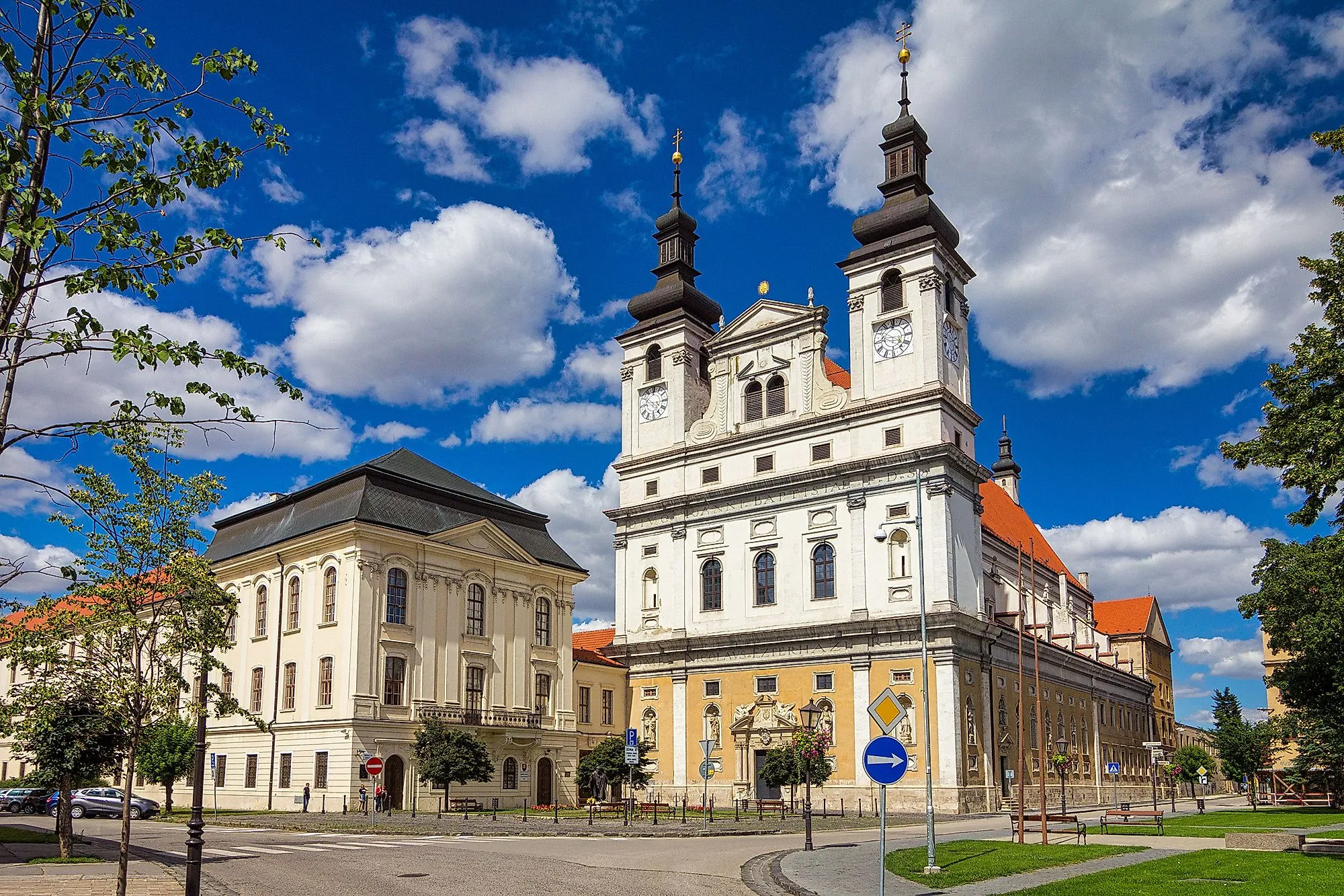 Barocke Kathedrale St. Johannes Baptist in Trnava, Slowakei bei blauem Himmel