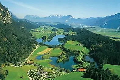 Sommerblick auf die Reintaler Seen in Kramsach mit grüner Landschaft und Bergen