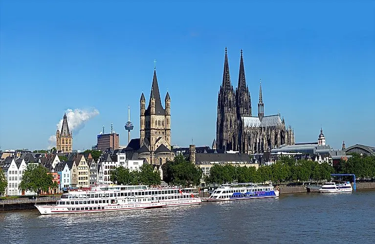 Panoramablick über den Rhein auf die Kölner Altstadt mit Dom, Groß St. Martin und Schiffen.