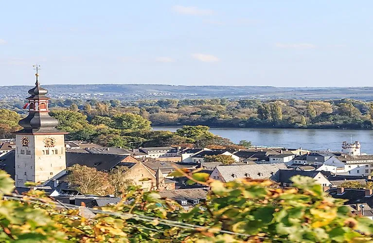 Blick auf die Altstadt von Rüdesheim mit der Kirche St. Jakobus und dem Rhein im Hintergrund