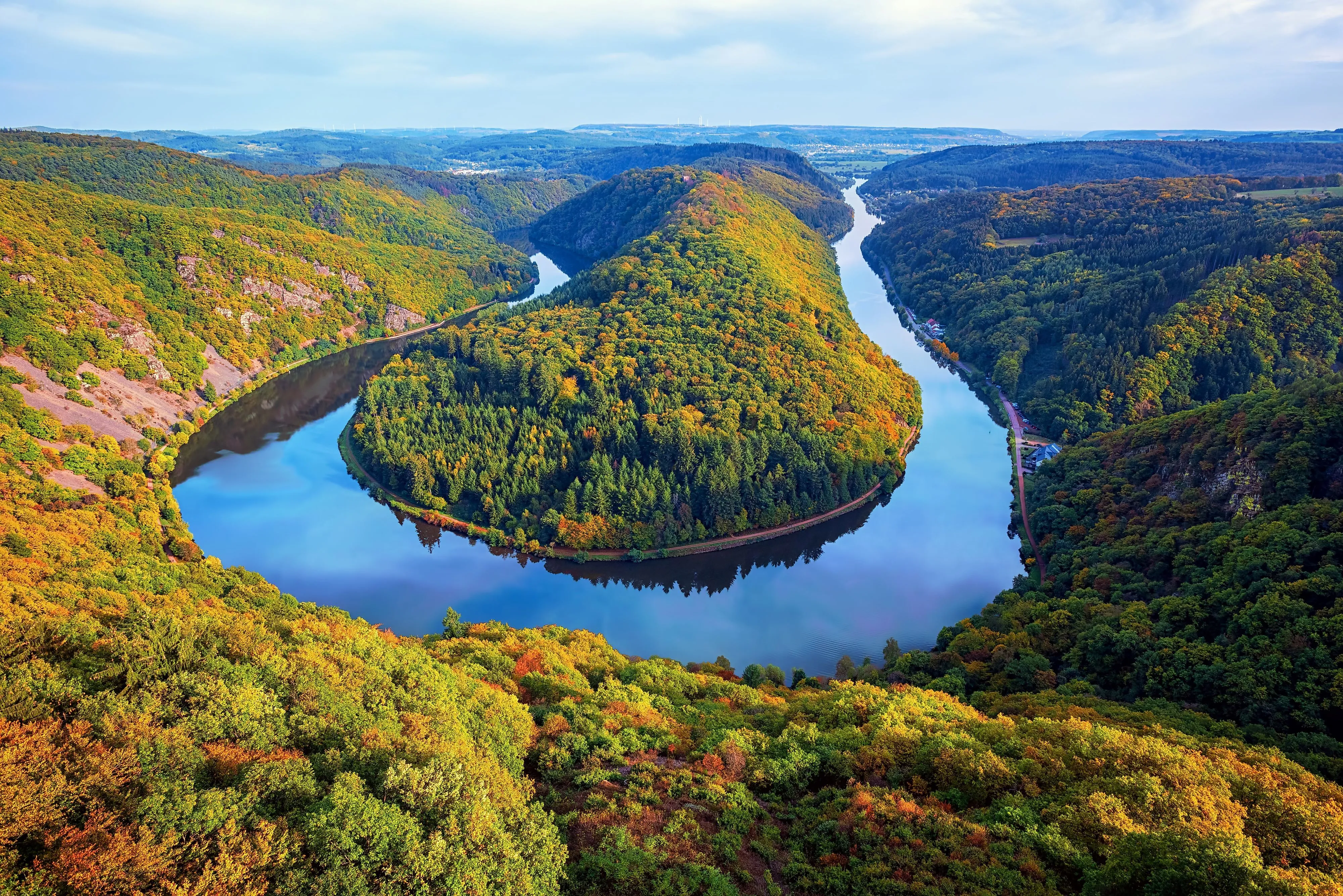 Saarschleife bei Mettlach mit herbstlich gefärbtem Wald und ruhigem Flusslauf