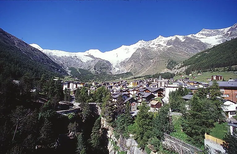 Blick über das Bergdorf Saas-Fee mit Gletschern und Alpenpanorama im Sommer.