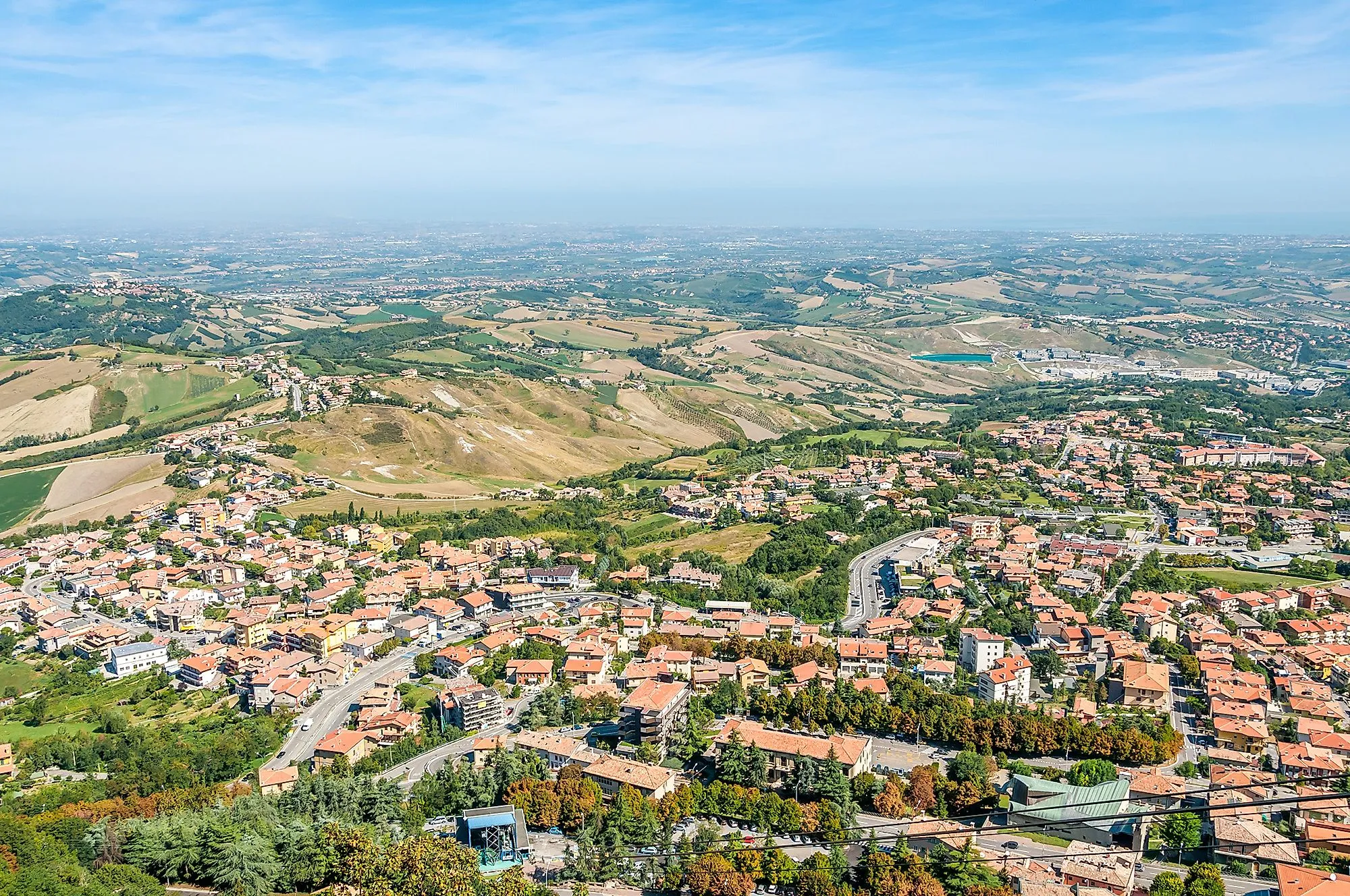 Blick von San Marino auf Borgo Maggiore und die sanfte Hügellandschaft bis zur Adriaküste