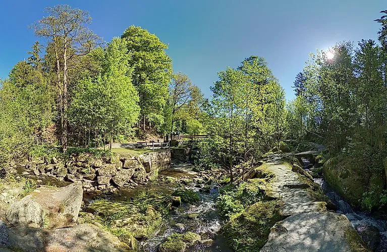 Saussbachklamm im Bayerischen Wald mit grüner Natur und Wasserlauf im Sommer