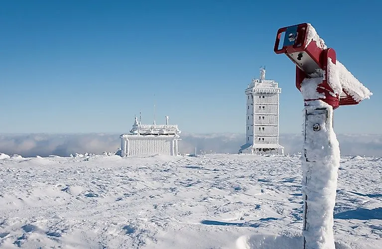 Verschneite Gipfelstation auf dem Brocken mit frostbedecktem Aussichtspunkt im Harz.