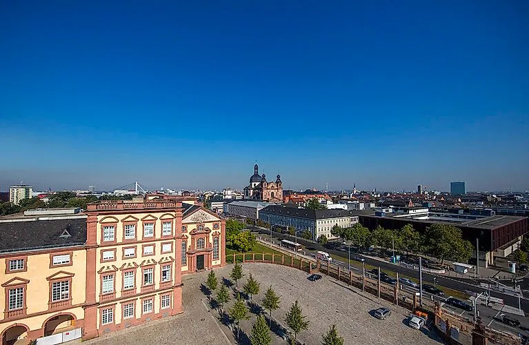Schloss Mannheim mit Jesuitenkirche im Hintergrund und weiten Blick über die Innenstadt