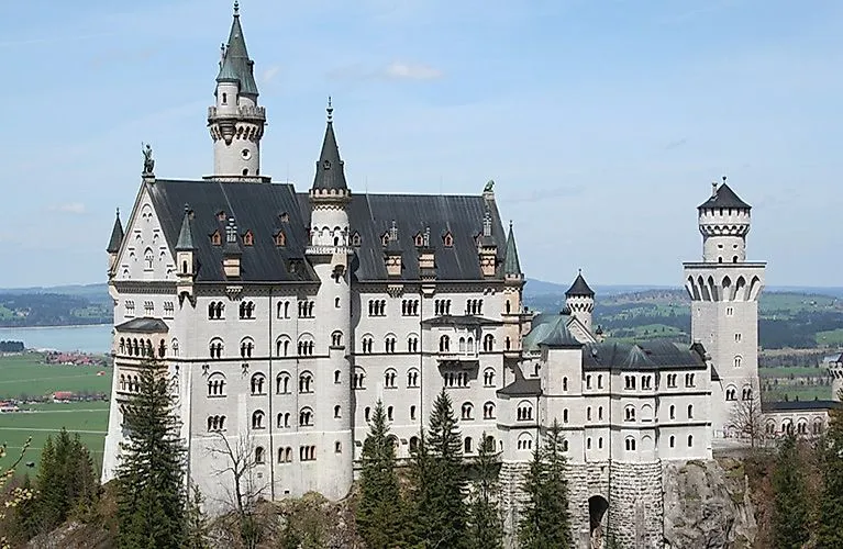 Märchenschloss Neuschwanstein bei Tageslicht mit Blick auf das Alpenvorland