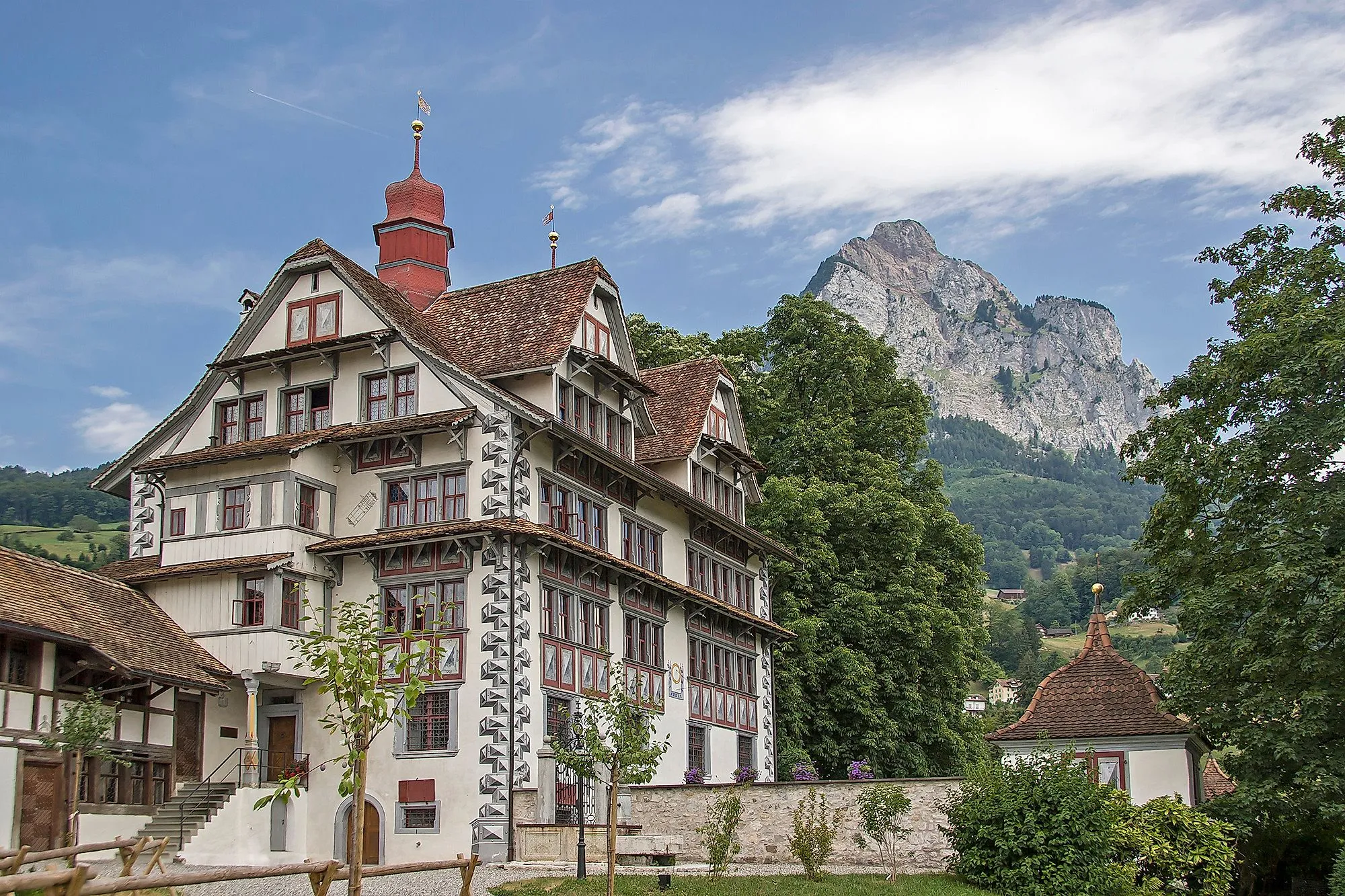 Historisches Ital-Reding-Haus in Schwyz vor dem markanten Felsen der Mythen