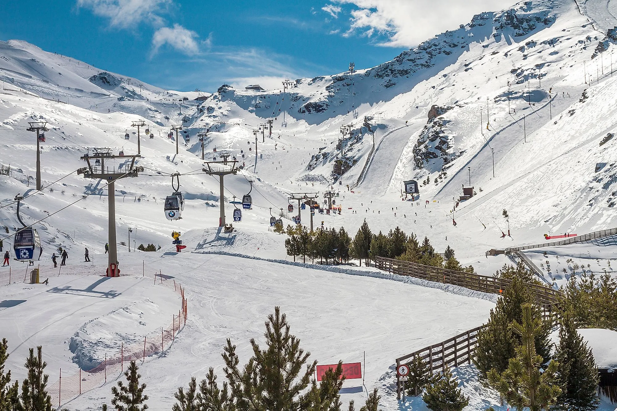 Skigebiet Sierra Nevada mit Sesselliften, Pisten und verschneiten Gipfeln