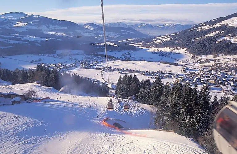 Vista di Ellmau in inverno con piste innevate e cabinovia nello SkiWelt Wilder Kaiser.