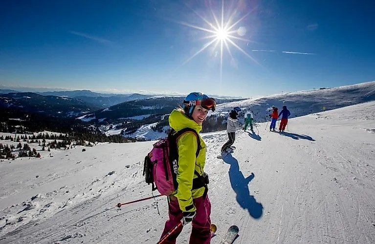 Gli sciatori si godono una soleggiata giornata invernale sulle piste della valle Lachtal con ampie vedute panoramiche.