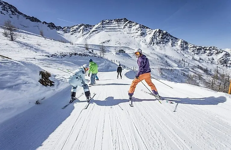 Wintersportler auf präparierter Piste beim Skifahren im Skigebiet Kals-Matrei in Osttirol.