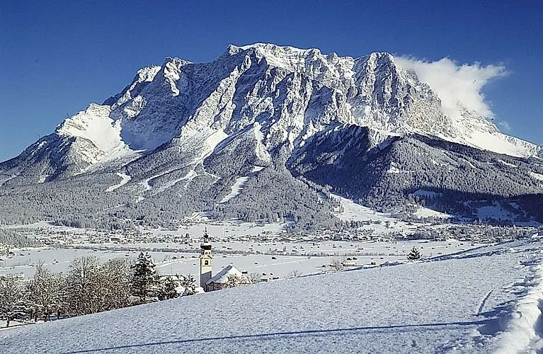 Winterlandschaft von Lermoos mit Blick auf die verschneite Zugspitze – perfekt für Skifahrer und Schneeliebhaber.