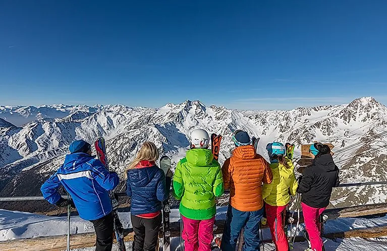 Skifahrergruppe genießt den Panoramablick auf die verschneiten Berge im Schnalstal im Winter.