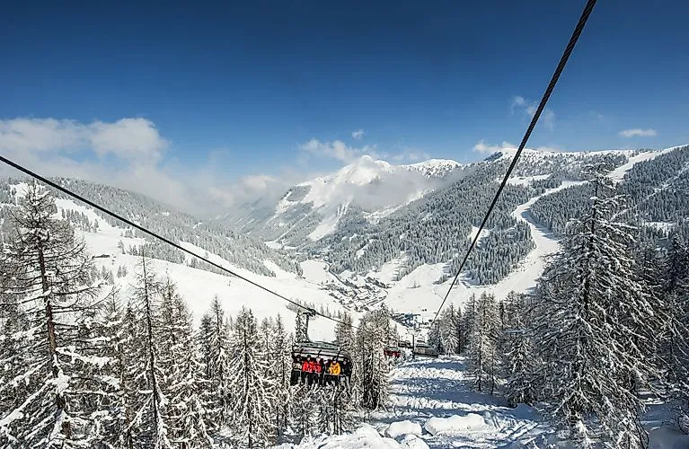 Skigebiet Zauchensee mit verschneiten Pisten und Sessellift im Winter