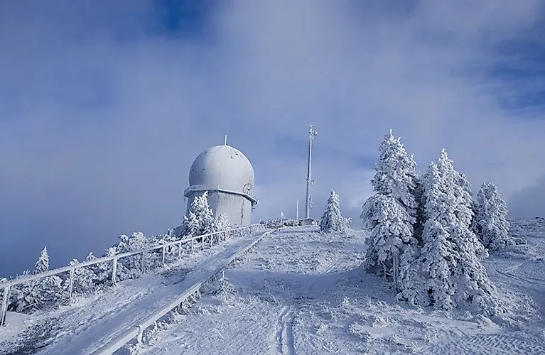 Winterliche Landschaft am Großen Arber bei Bodenmais mit verschneiten Bäumen und der markanten Radarkuppel im Hintergrund.