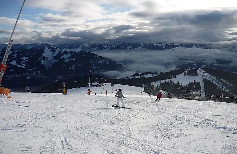 Skifahrer auf der Schmittenhöhe mit Blick auf verschneite Berge bei Zell am See