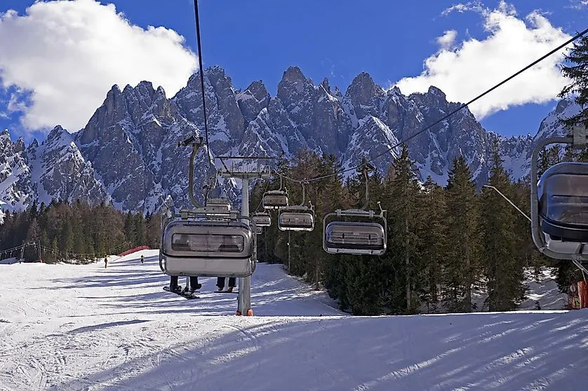 Paseo en remonte invernal en la estación de esquí de Helm, cerca de San Cándido, con un paisaje montañoso cubierto de nieve