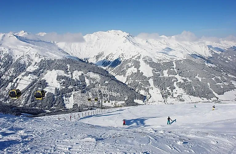 Skifahrer im Winterparadies Bad Gastein mit Gondelbahn und verschneiten Bergen