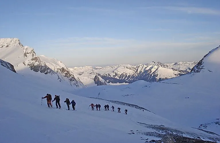 Skitour durch verschneite Landschaft bei Lenk im Simmental in der Schweiz