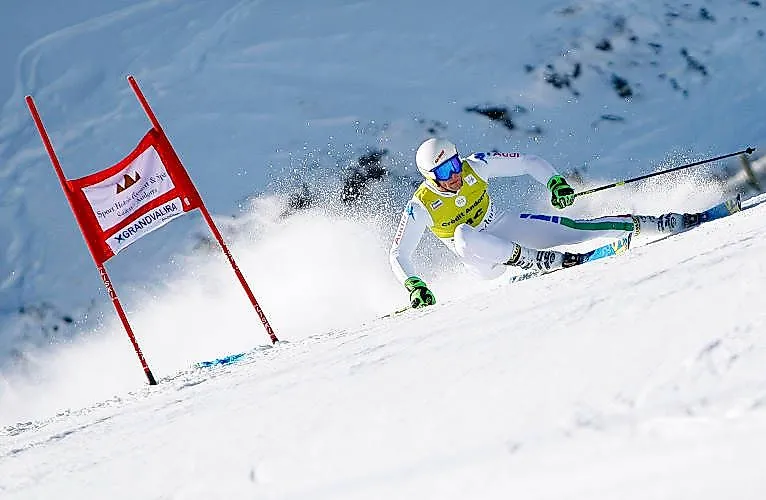 Skirennläufer bei FIS-Wettkampf in Soldeau Grandvalira Andorra vor roter Europacup-Fahne