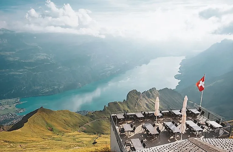 Aussichtsterrasse auf dem Brienzer Rothorn mit Blick über den türkisgrünen Brienzersee und die umliegenden Berge im Sommer.