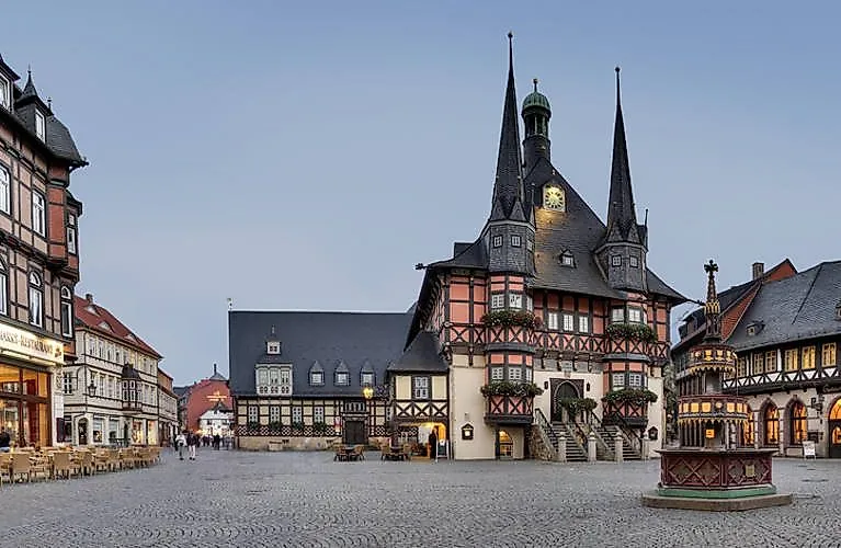 Historisches Rathaus mit Fachwerkhäusern auf dem Marktplatz in Wernigerode im Harz.