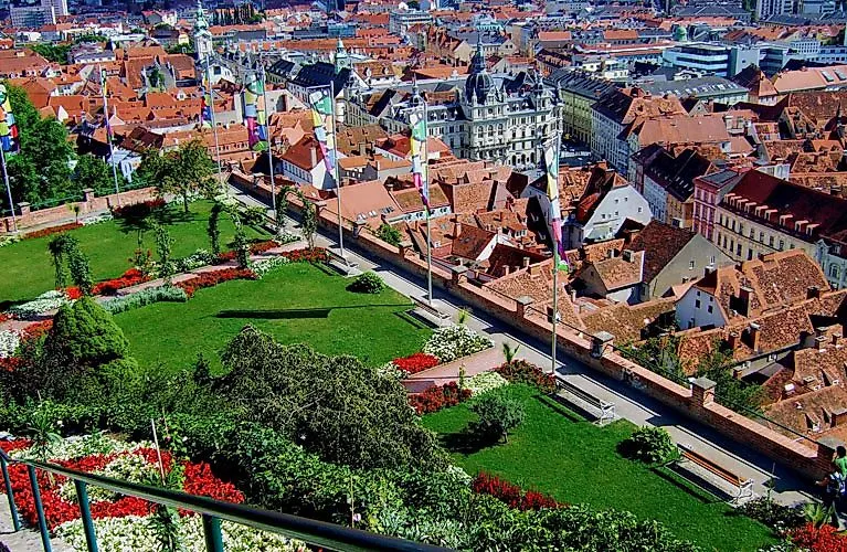 Blühende Gartenanlage auf dem Schlossberg mit Blick über die Altstadt von Graz.