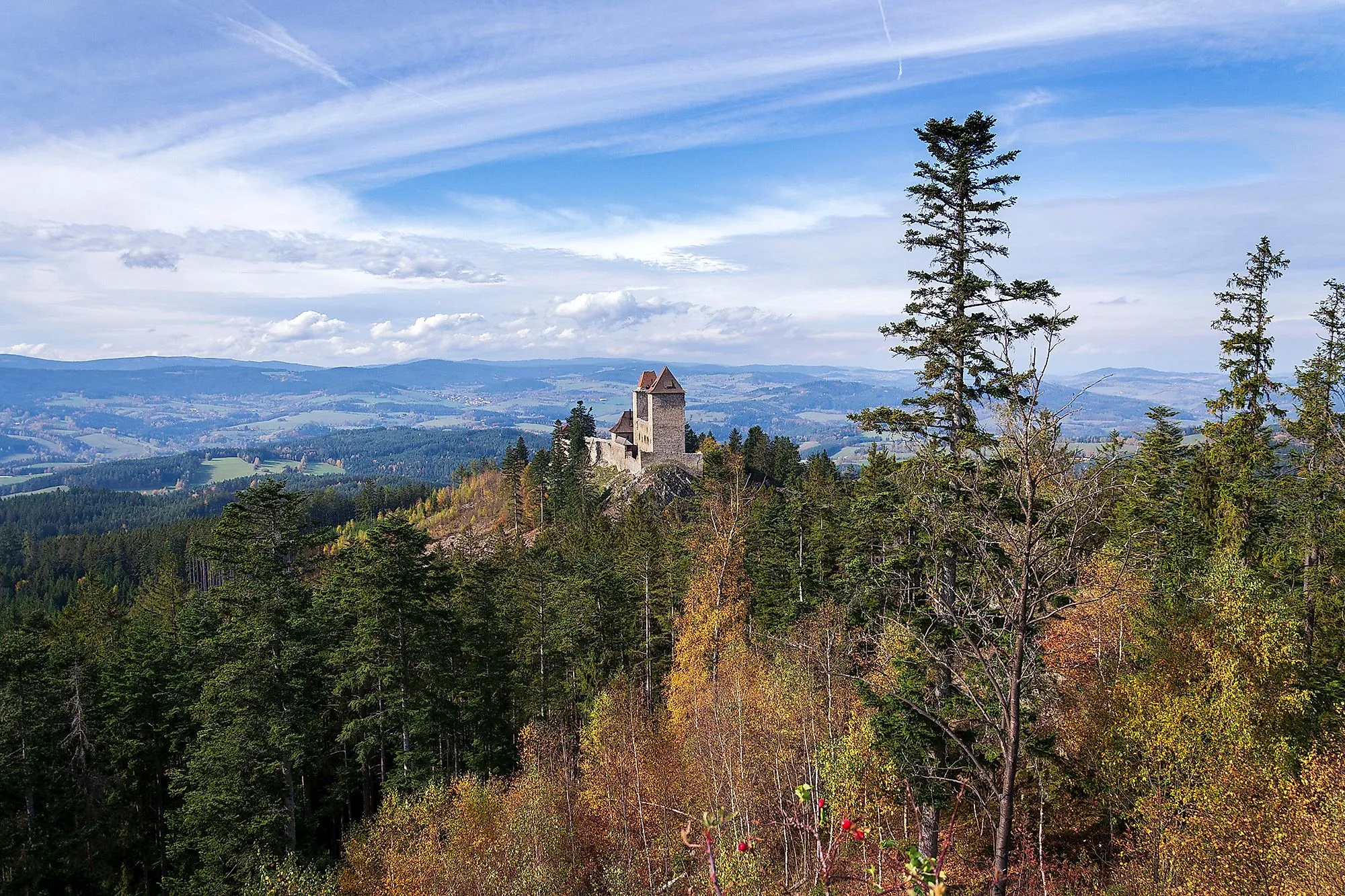 Burg Kašperk auf bewaldetem Hügel im Nationalpark Šumava