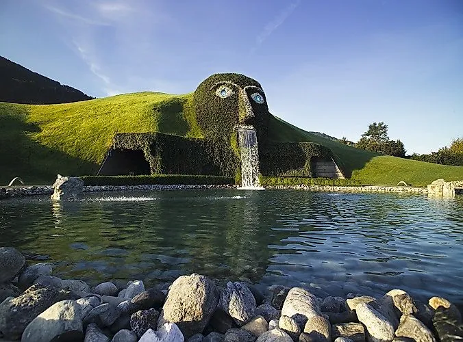 El icónico gigante con cascada de los Mundos de Cristal Swarovski en Wattens, Tirol.