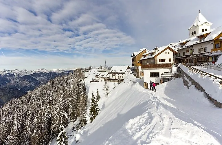 Il villaggio montano invernale di Monte Lussari, vicino a Tarvisio, con case innevate e viste panoramiche