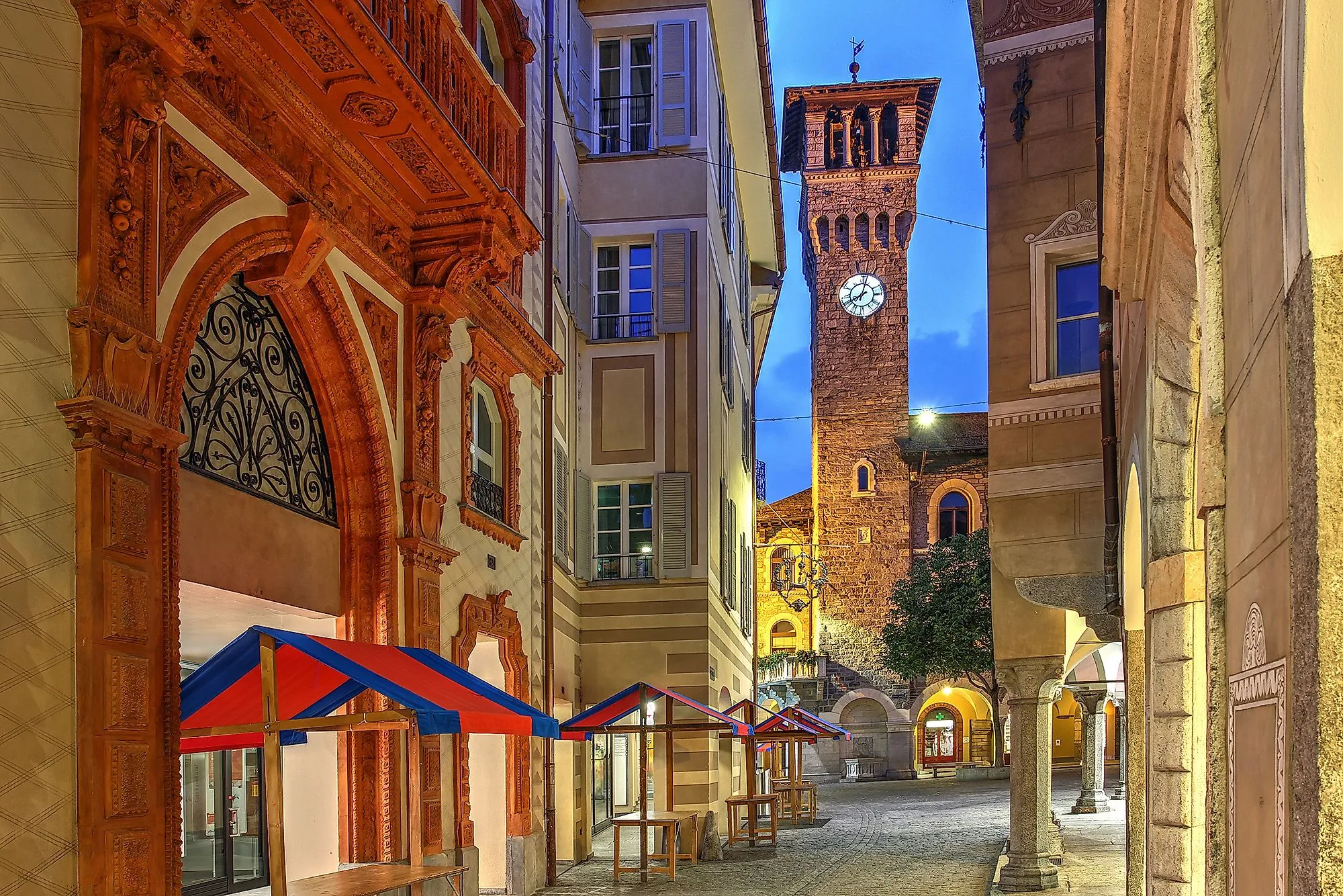 Abendstimmung in der Altstadt von Bellinzona mit beleuchtetem Uhrturm und Gassen