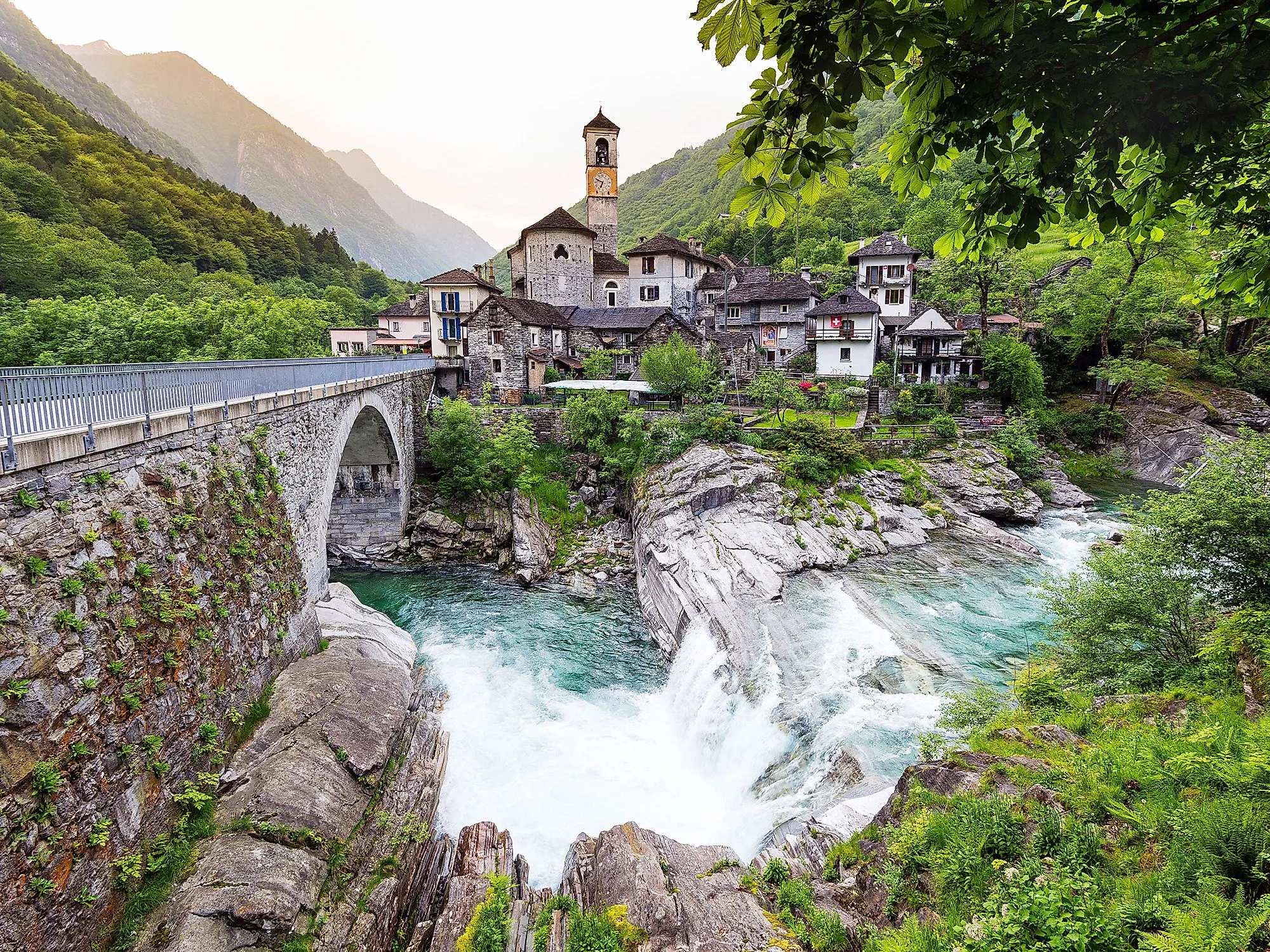 Steinbrücke und Wasserfälle in Lavertezzo im Valle Verzasca umgeben von Bergen