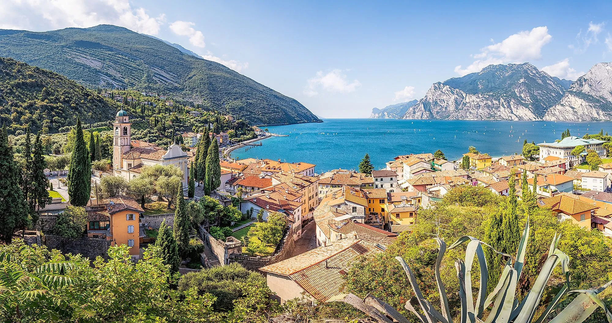 Blick auf Torbole am Gardasee mit malerischen Häusern und umliegender Berglandschaft