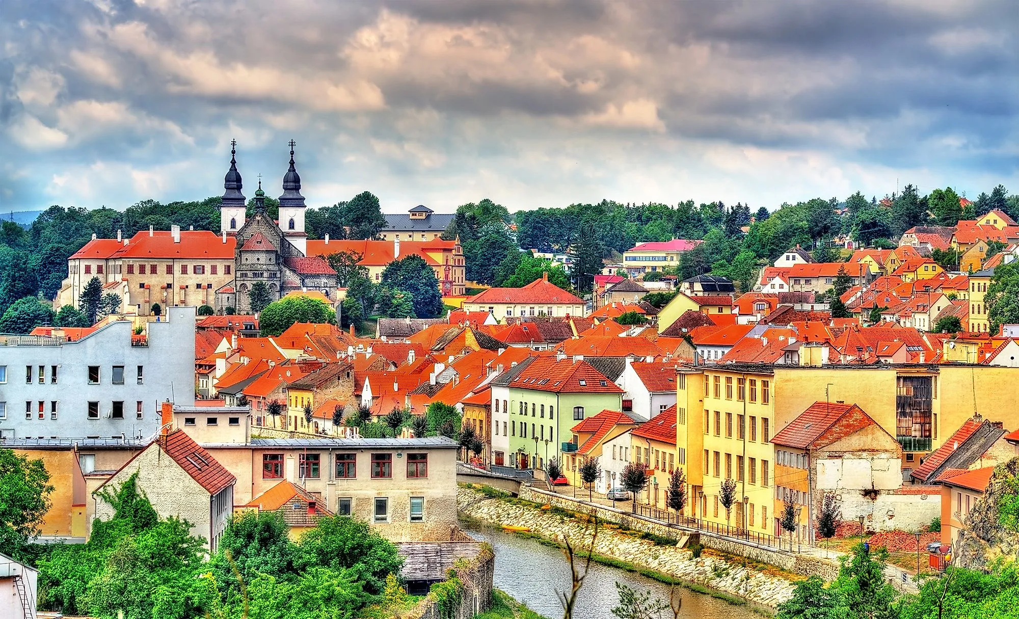 Blick auf die Altstadt von Třebíč mit dem Benediktinerkloster und bunten Häusern
