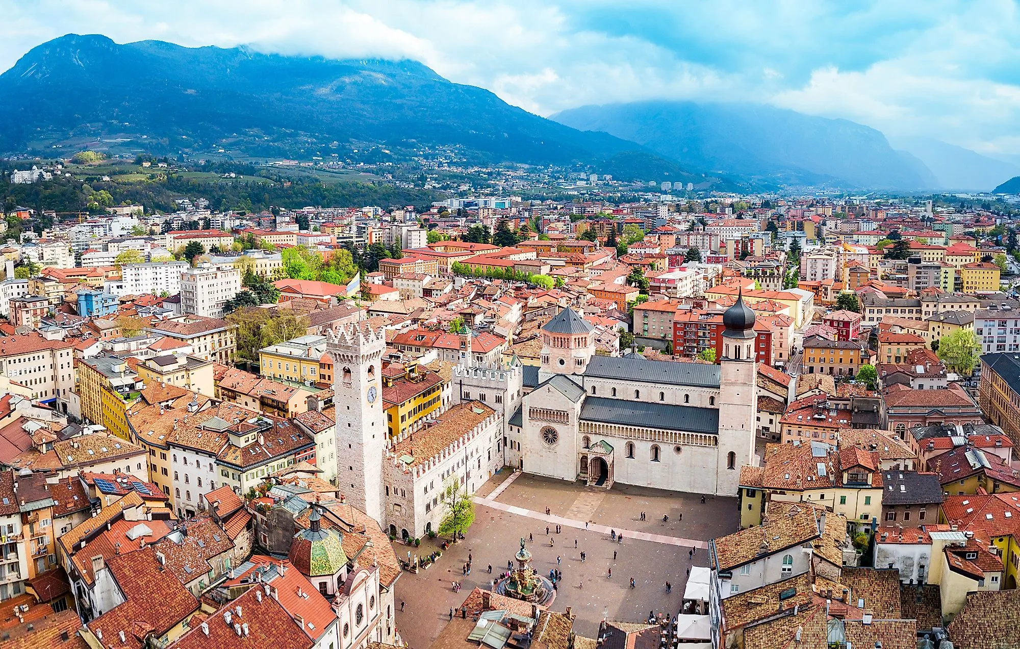 Historische Altstadt von Trient mit dem Domplatz und der Kathedrale San Vigilio, umrahmt von Bergen.