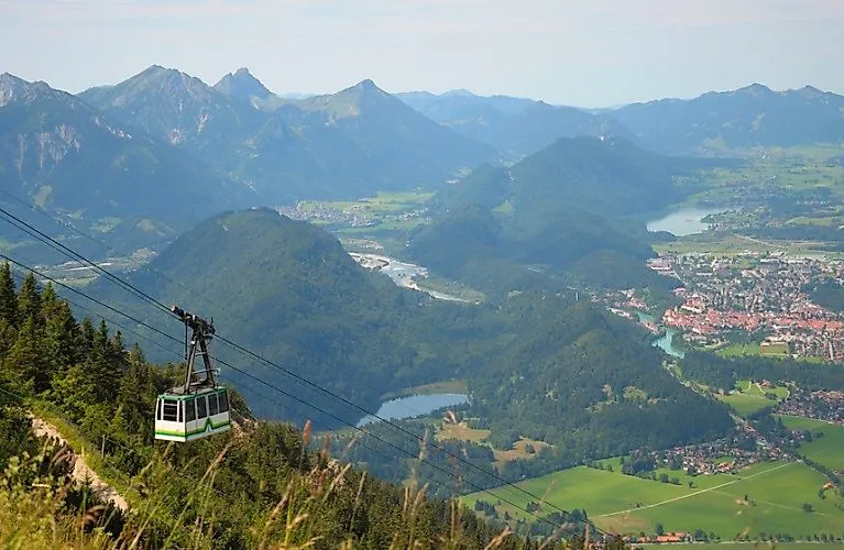 Aussicht vom Tegelberg auf die Tegelbergbahn, Schwangau und das Alpenvorland
