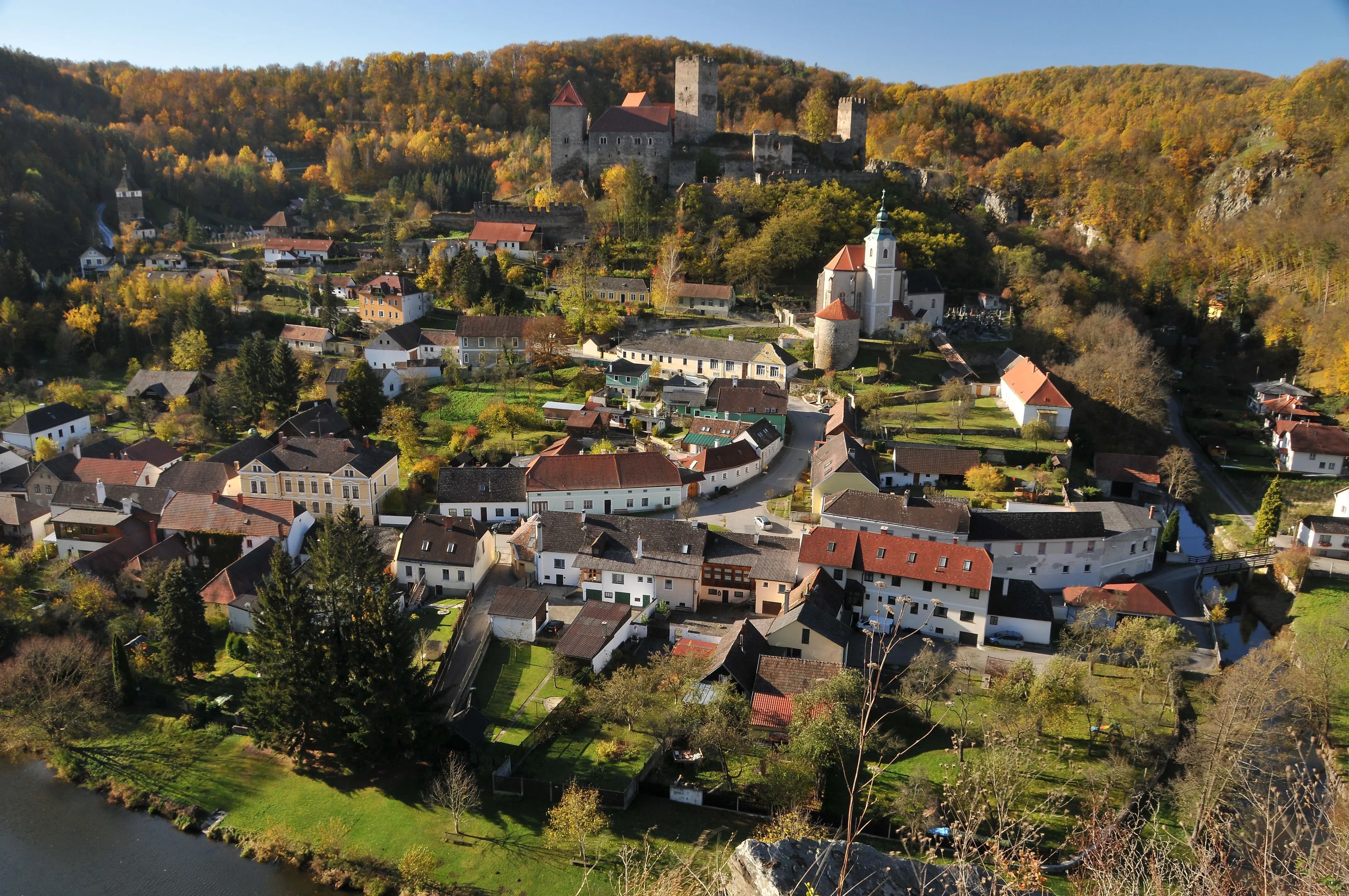 Blick auf Hardegg mit Burg und Kirche im herbstlichen Nationalpark Thayatal
