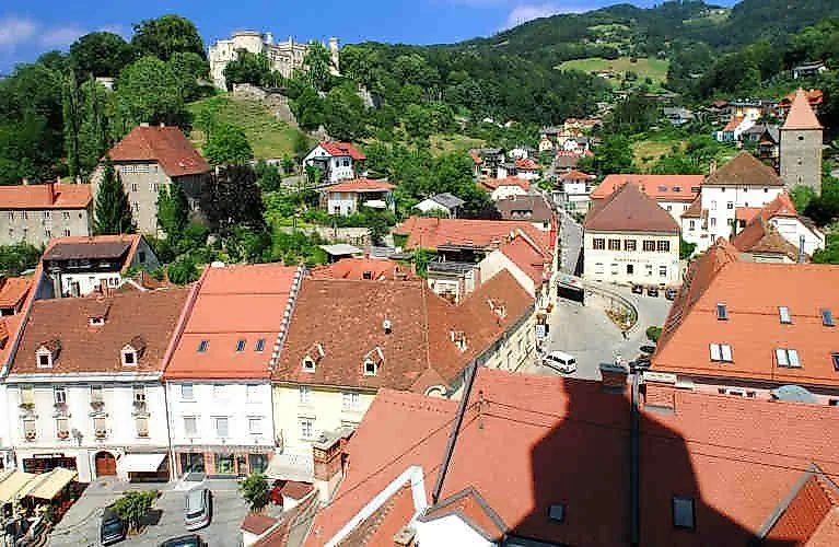 Wolfsberg con casco antiguo y castillo en la colina de Carintia