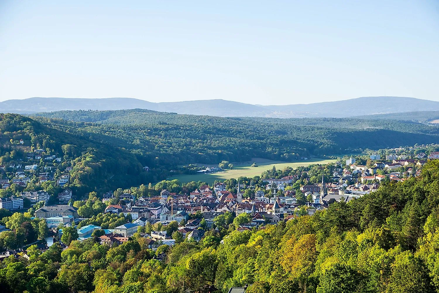 Blick auf Bad Kissingen mit Altstadt und umliegender grüner Hügellandschaft