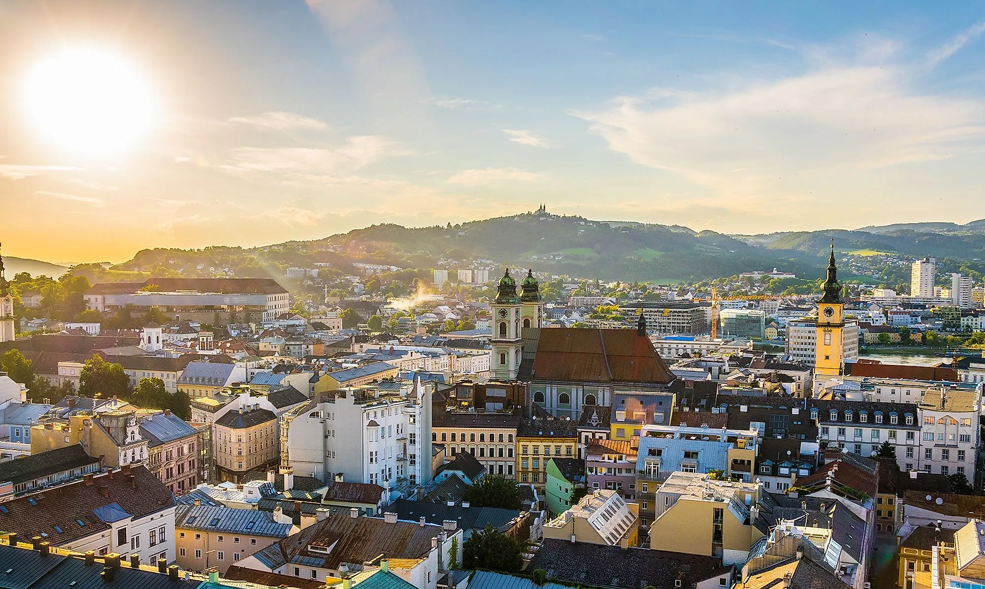 Panorama de Linz con la catedral de Santa María, el casco antiguo y Pöstlingberg a la luz del sol