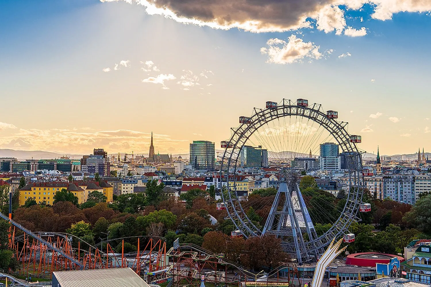 Skyline von Wien mit dem Riesenrad im Vordergrund bei Sonnenuntergang
