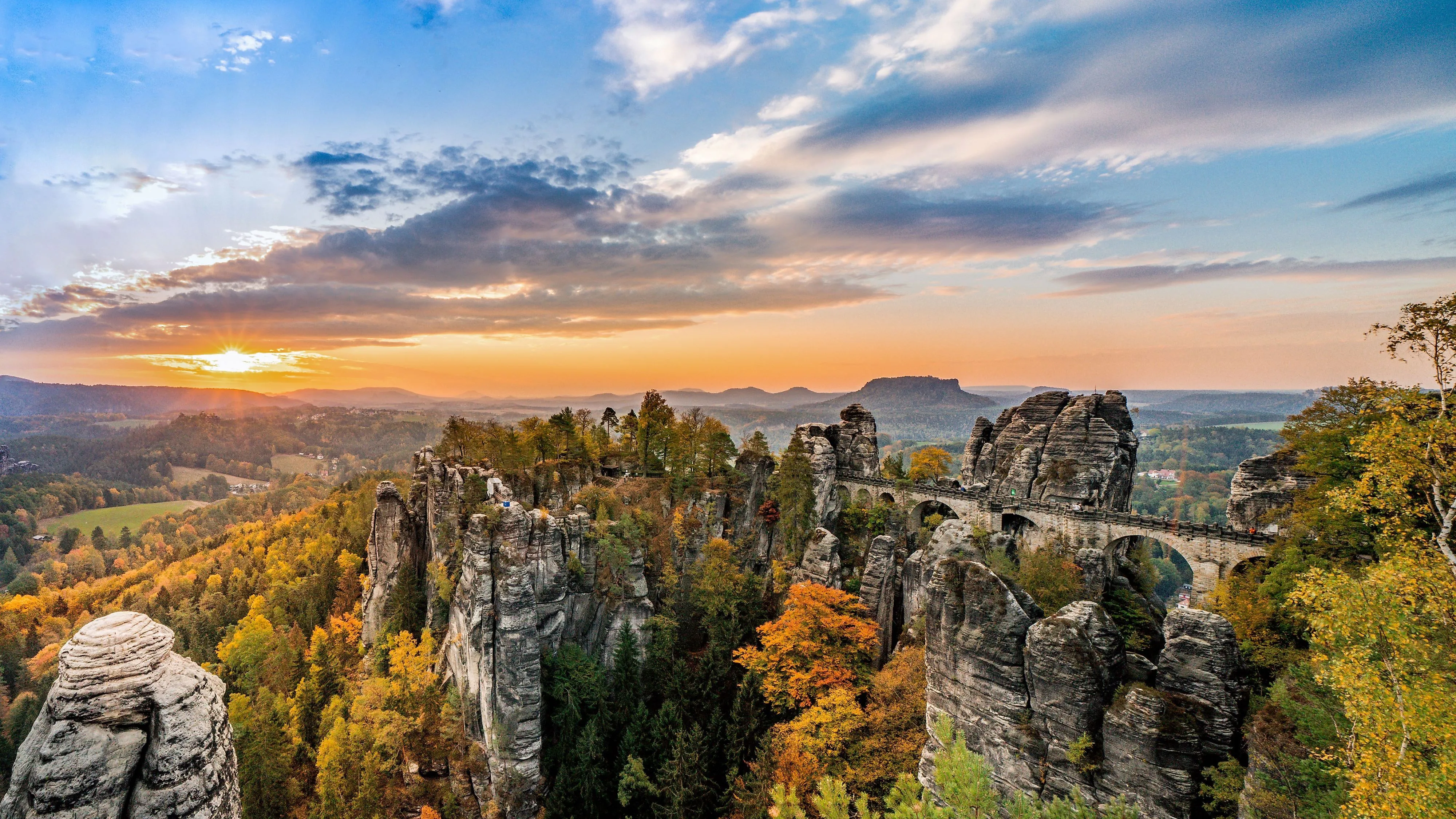 Basteibrücke in der Sächsischen Schweiz bei Sonnenuntergang mit Blick auf Sandsteinfelsen