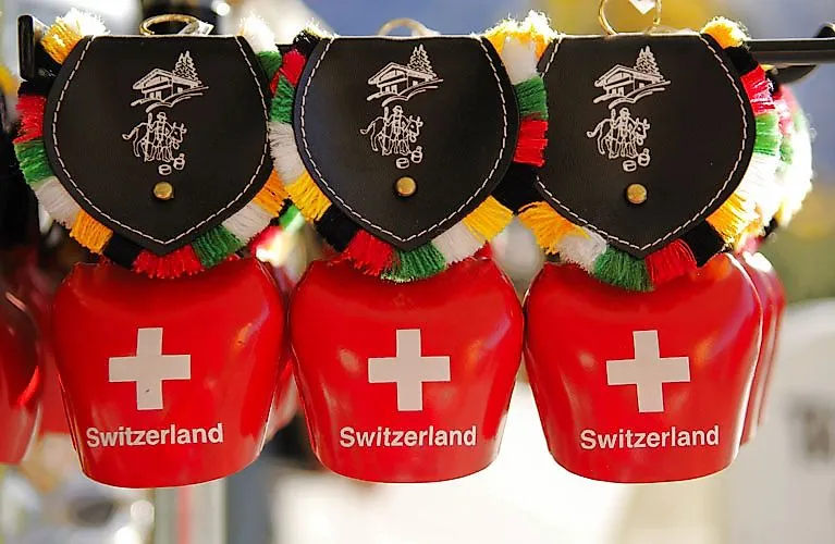 Typische rote Schweizer Kuhglocken mit Trachtenmuster als Souvenir