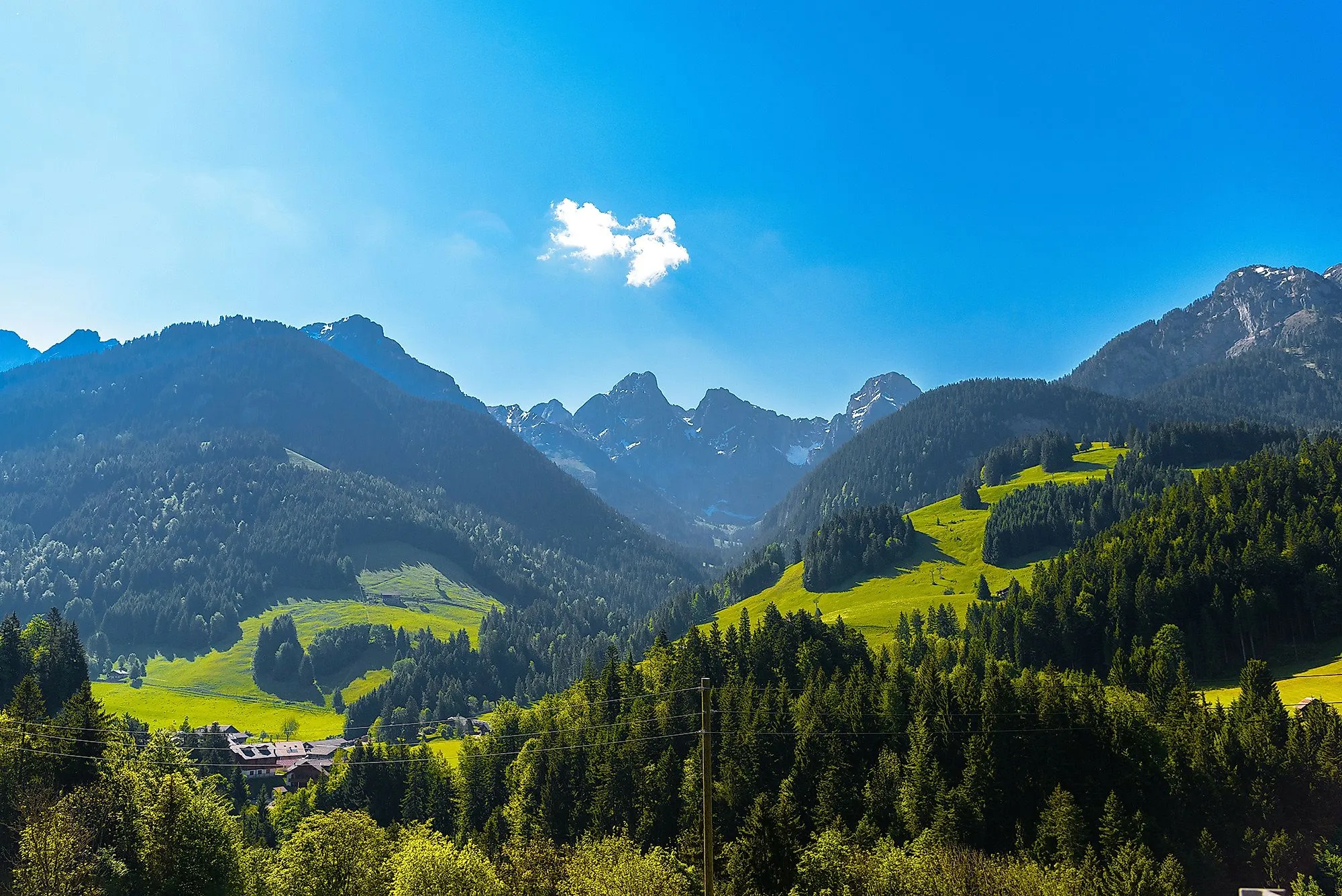 Grüne Täler und Berge bei Flendruz nahe Rougemont im Kanton Waadt mit Bauernhöfen