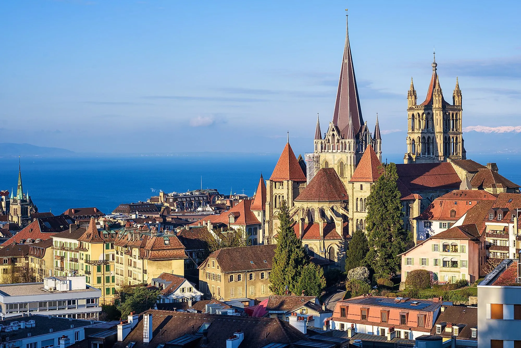 Panorama auf Lausanne mit der Kathedrale Notre-Dame und dem Genfersee im Hintergrund
